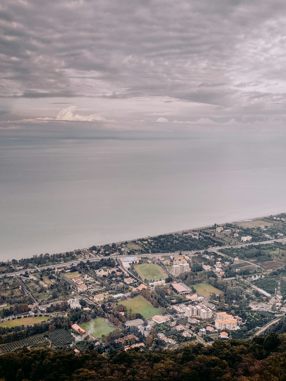 Foto aérea de paisaje urbano cerca del mar
