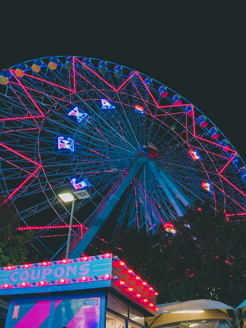 Roda gigante durante a noite