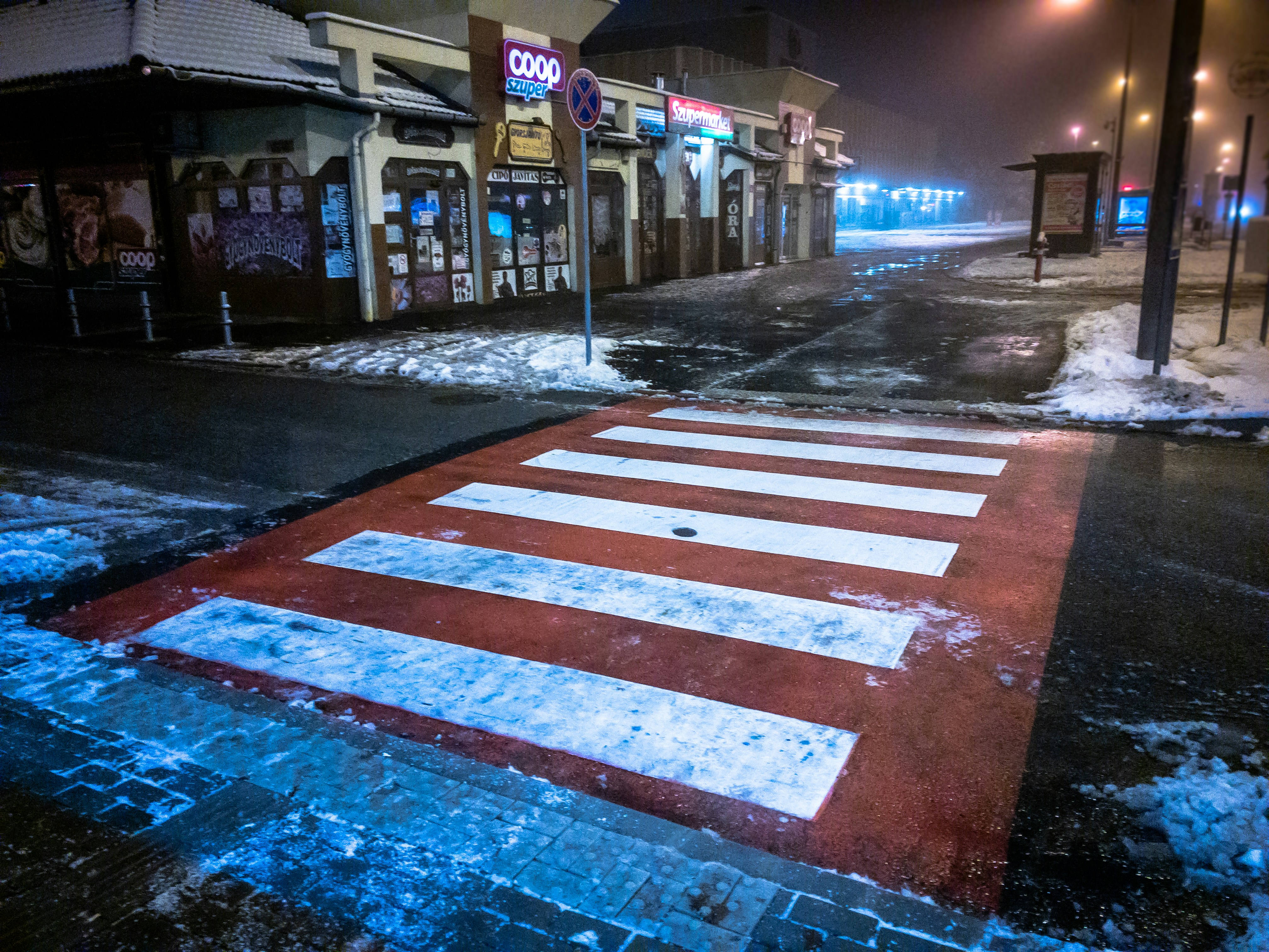 carril peatonal en carretera vacía