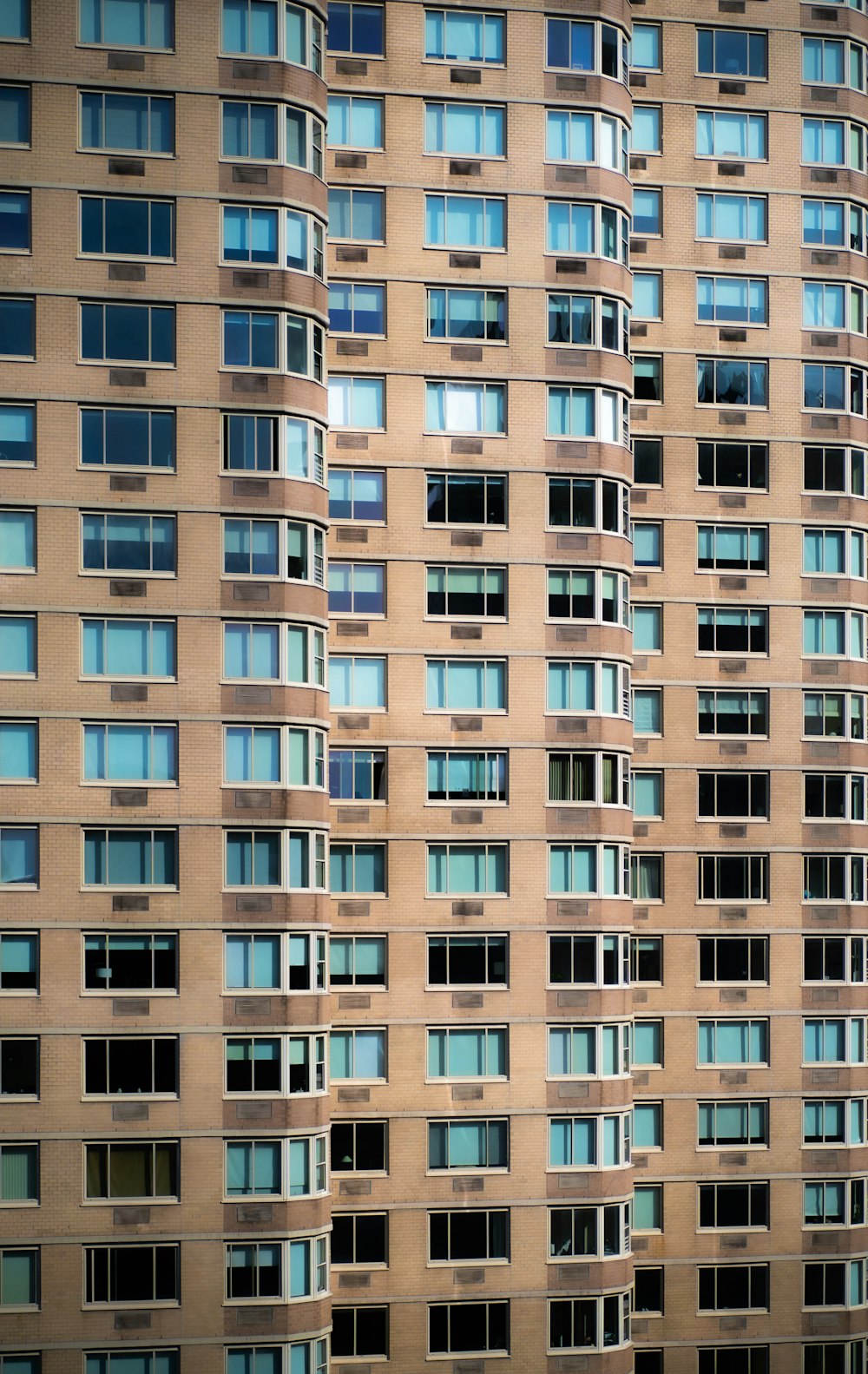 Edificio de hormigón marrón