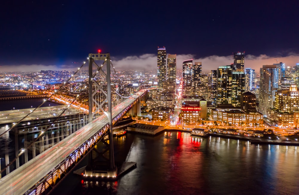 Vue aérienne de la ville la nuit