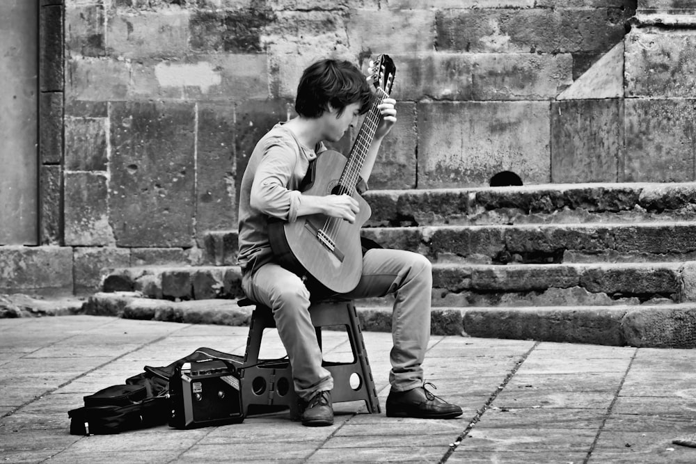 homem que joga a fotografia da guitarra