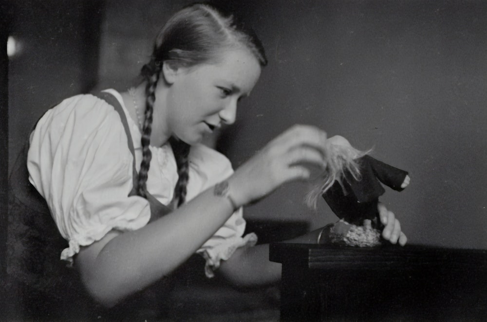 mujer jugando a la muñeca