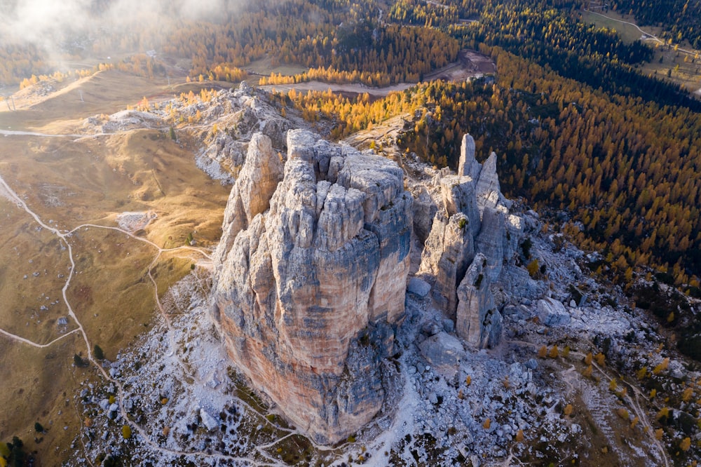 Montaña de roca gris y marrón