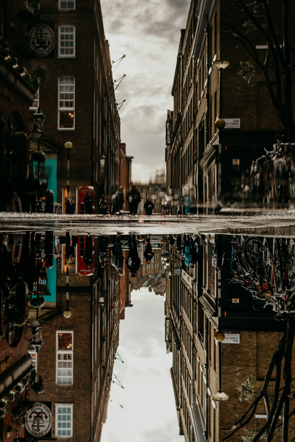 pessoas perto de edifícios