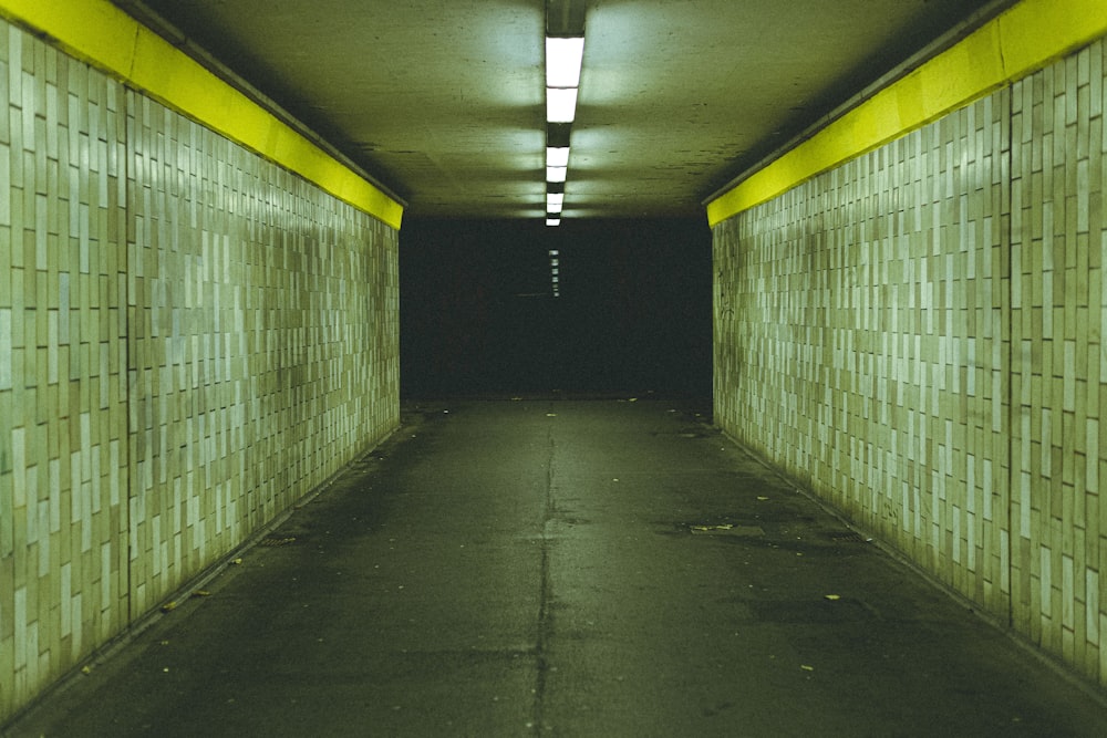 tunnel avec lumières allumées