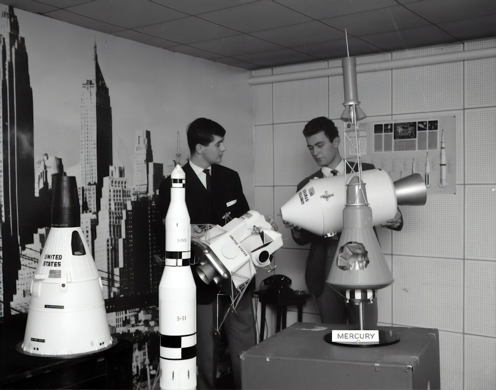 deux hommes près des machines