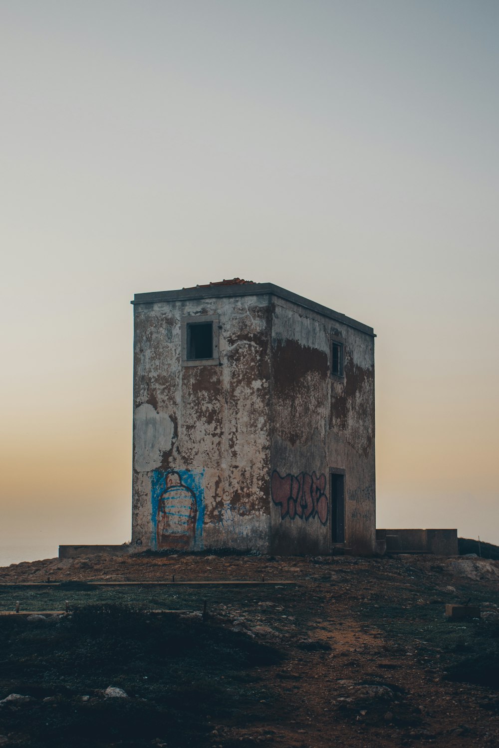 edificio in cemento grigio