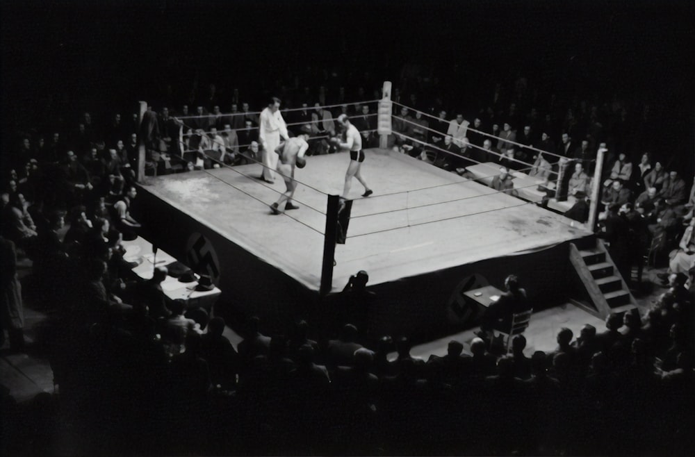 Photo en niveaux de gris d’un jeu de boxe