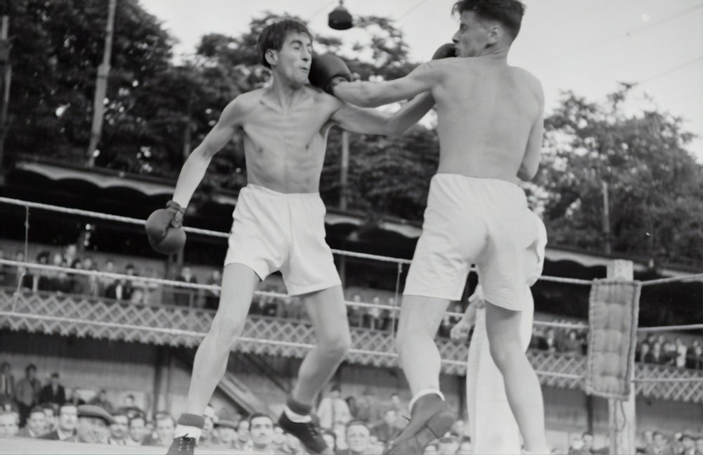 hombres jugando boxeo