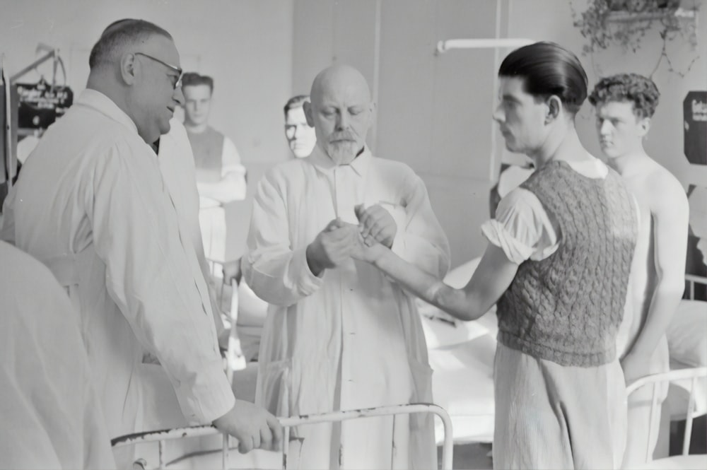 fotografia in scala di grigi dell'uomo in abito da laboratorio