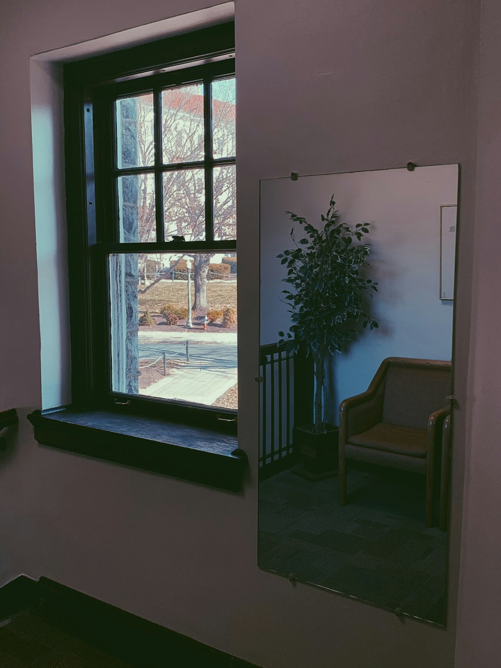 finestra scorrevole accanto allo specchio a parete durante il giorno