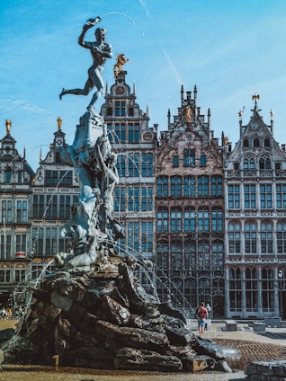 human statue fountain