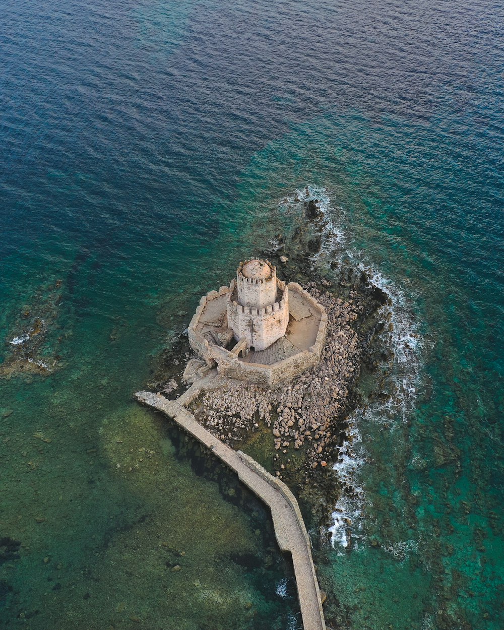 Castillo cerca del mar