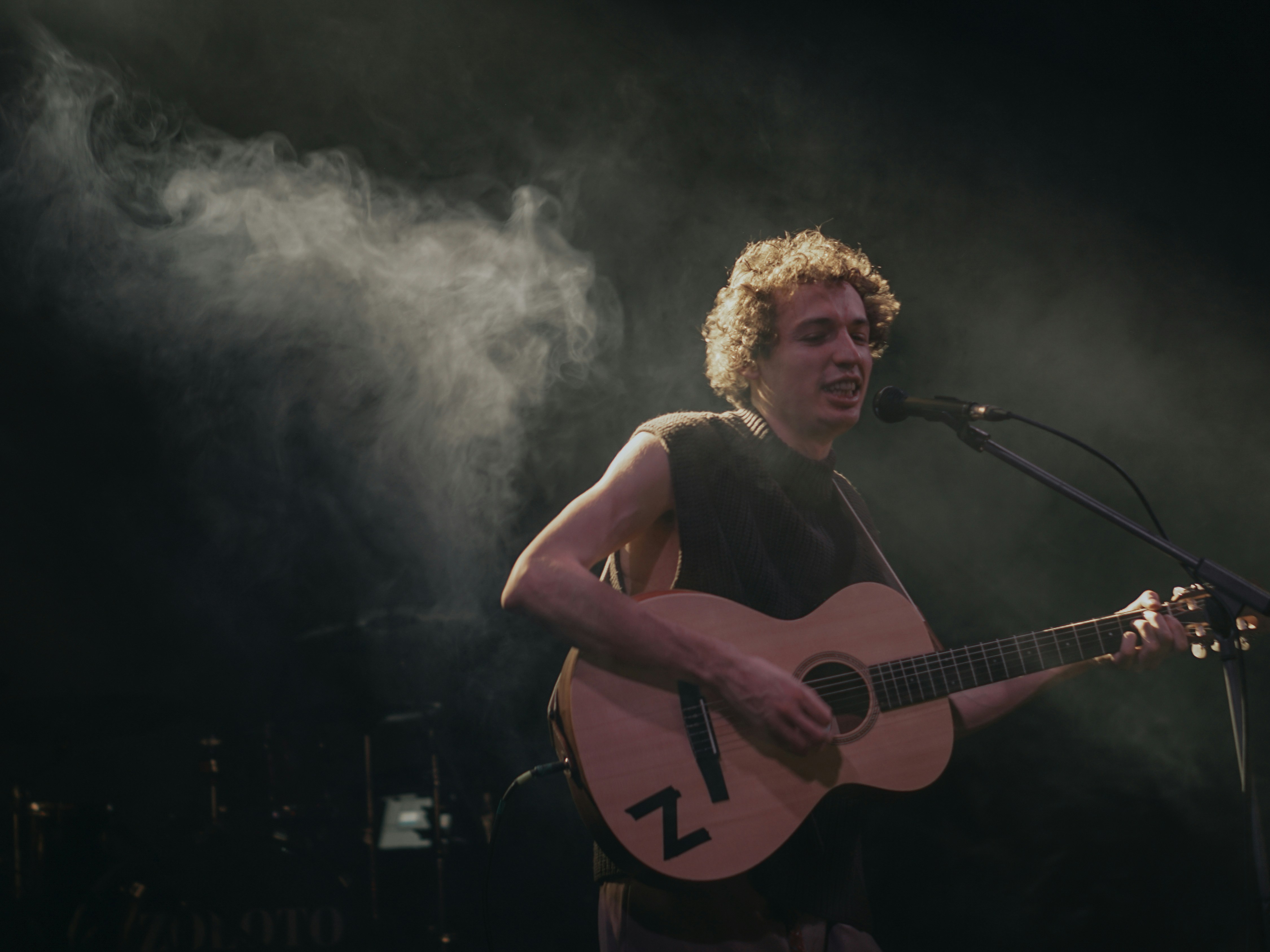 Pria bermain gitar