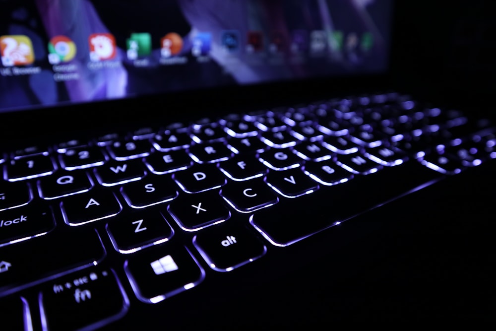 teclado de ordenador LED negro