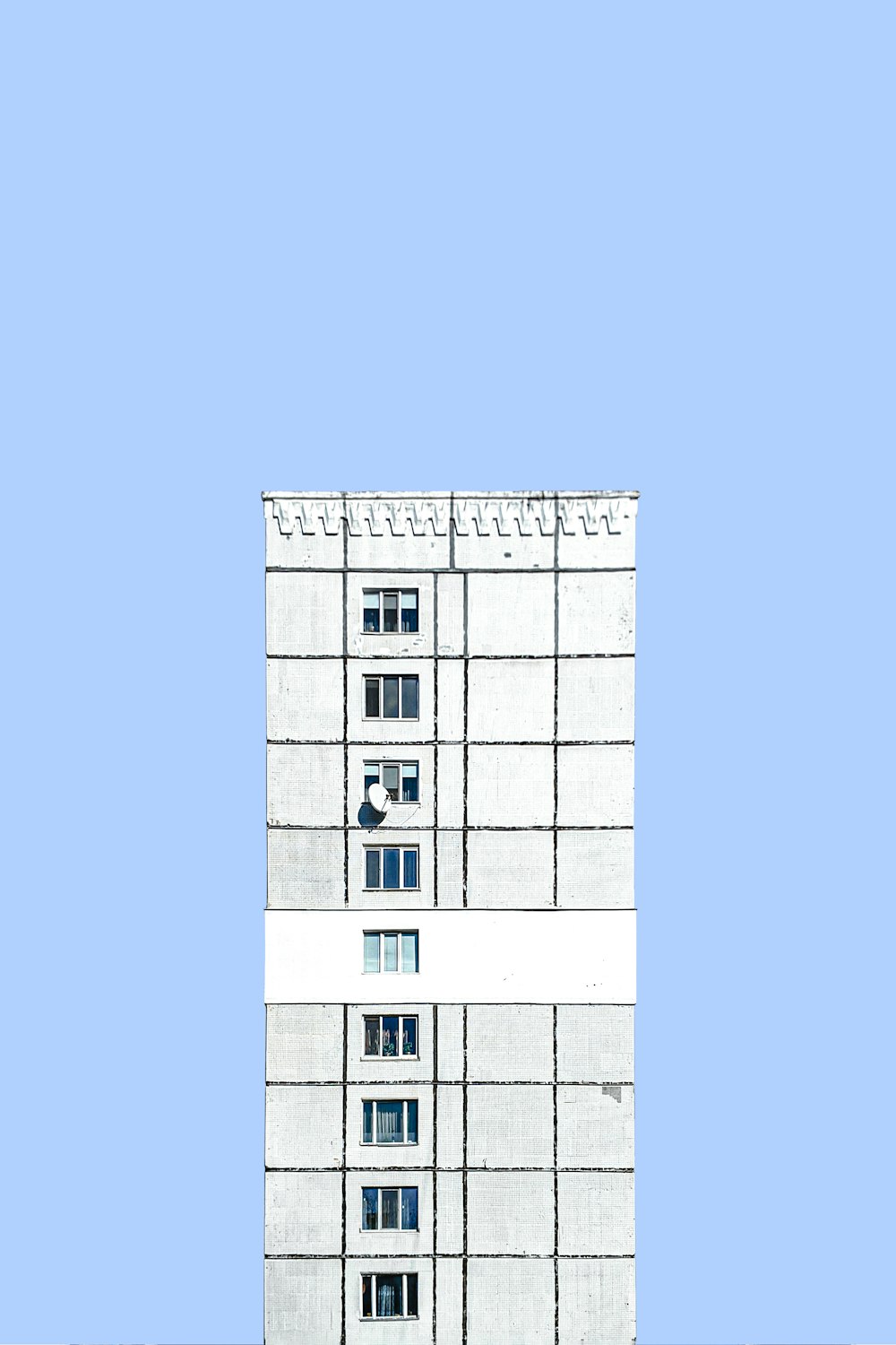 edificio in cemento grigio