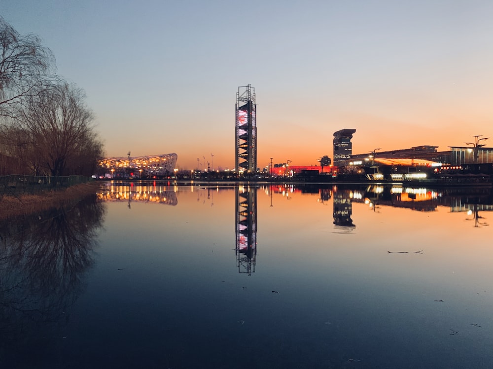 Cuerpo de agua y edificios durante la puesta de sol