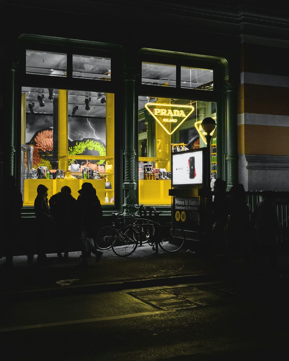 silhouette de personnes debout près du magasin