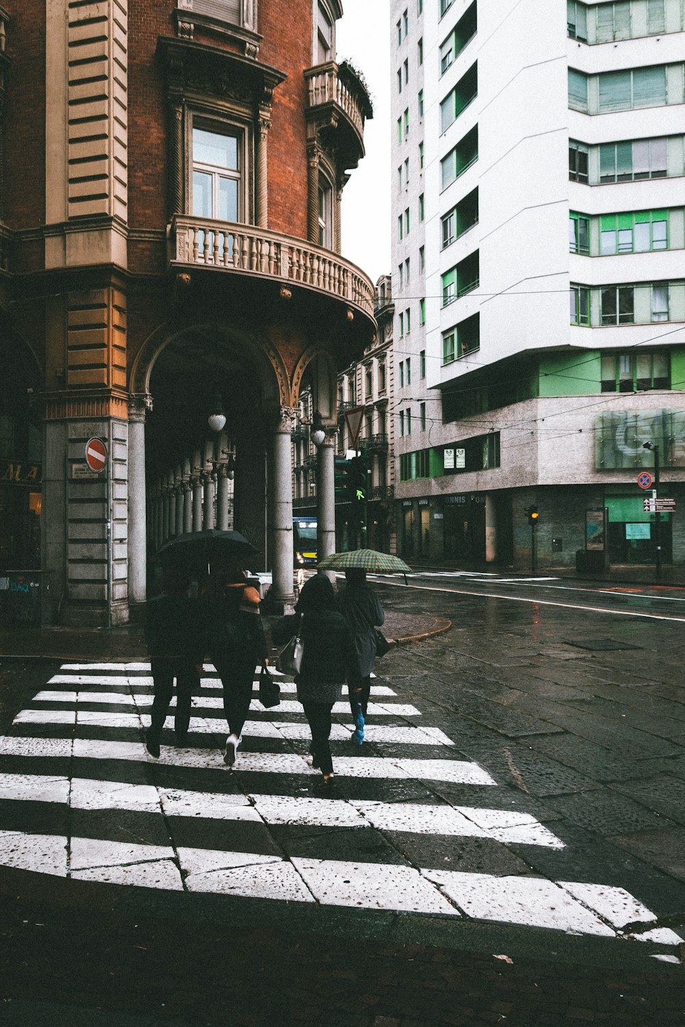 persone che camminano sulla corsia pedonale durante il giorno