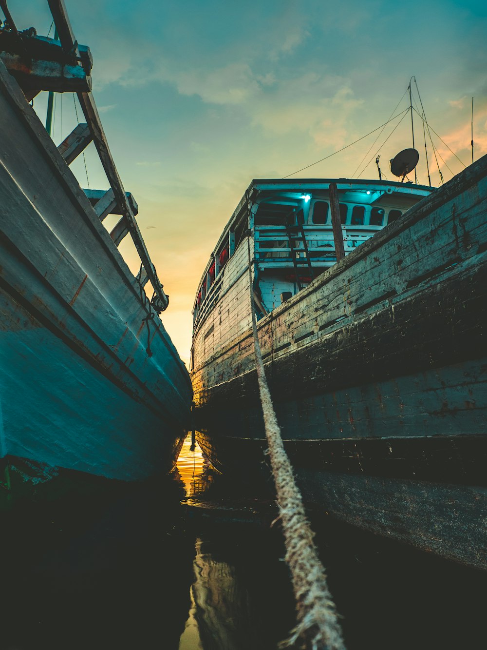 bateau en bois gris pendant la journée