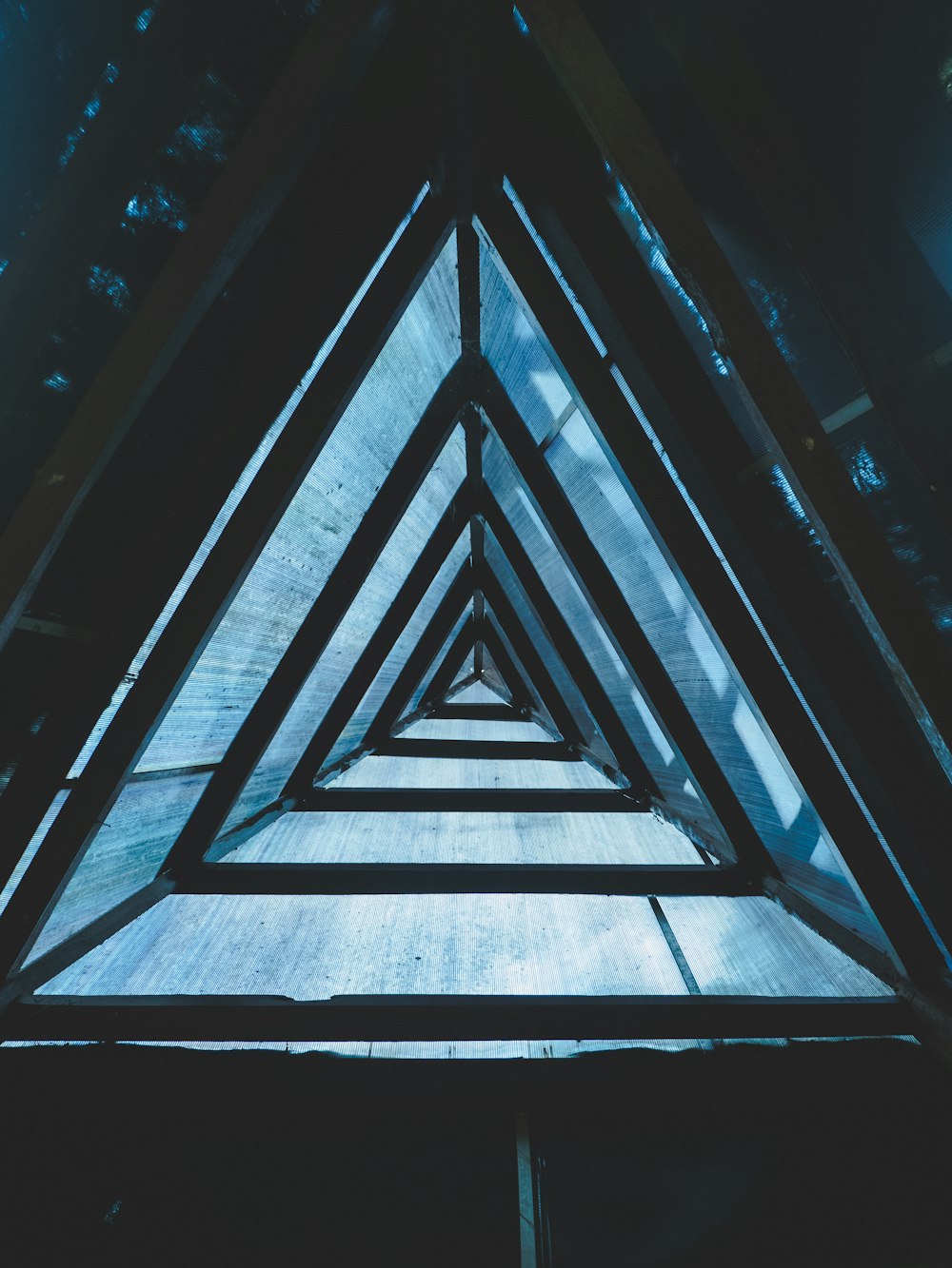 un groupe de fenêtres de forme triangulaire dans un bâtiment