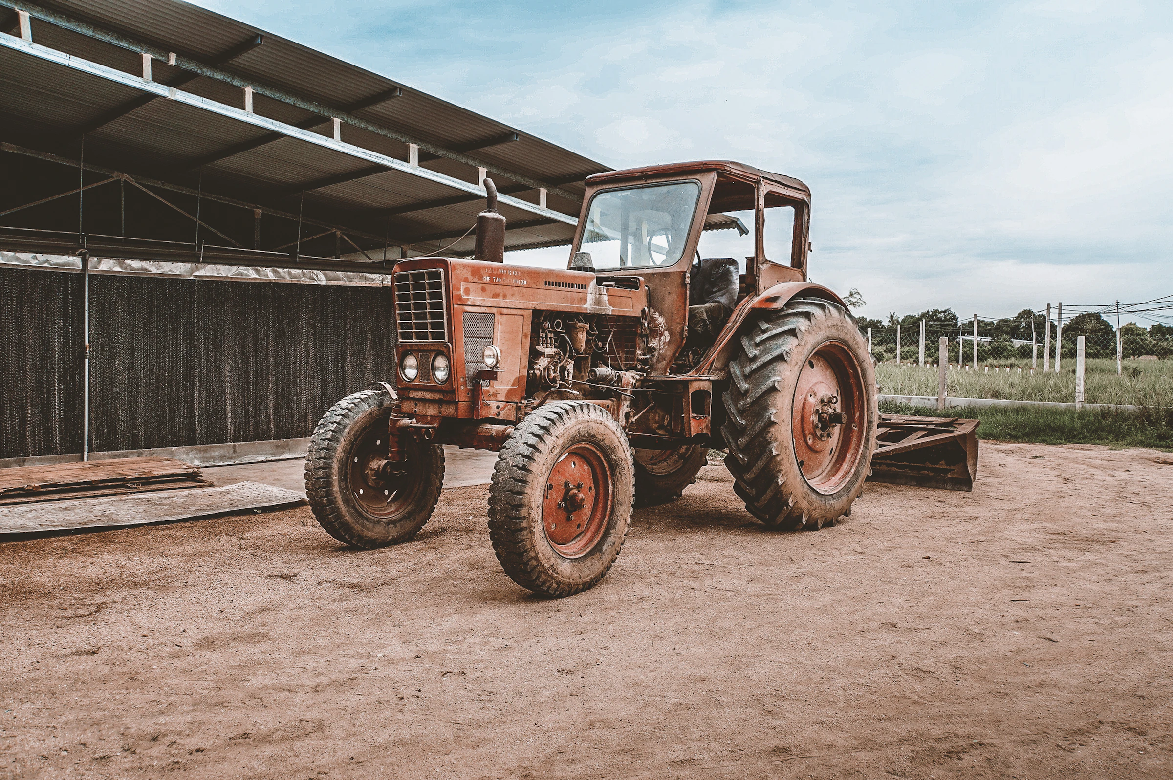 Tractor agrícola en el campo