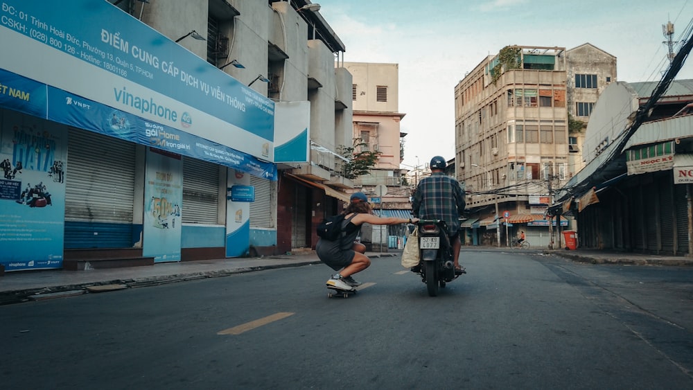 Menschen, die tagsüber mit dem Motorrad unterwegs sind