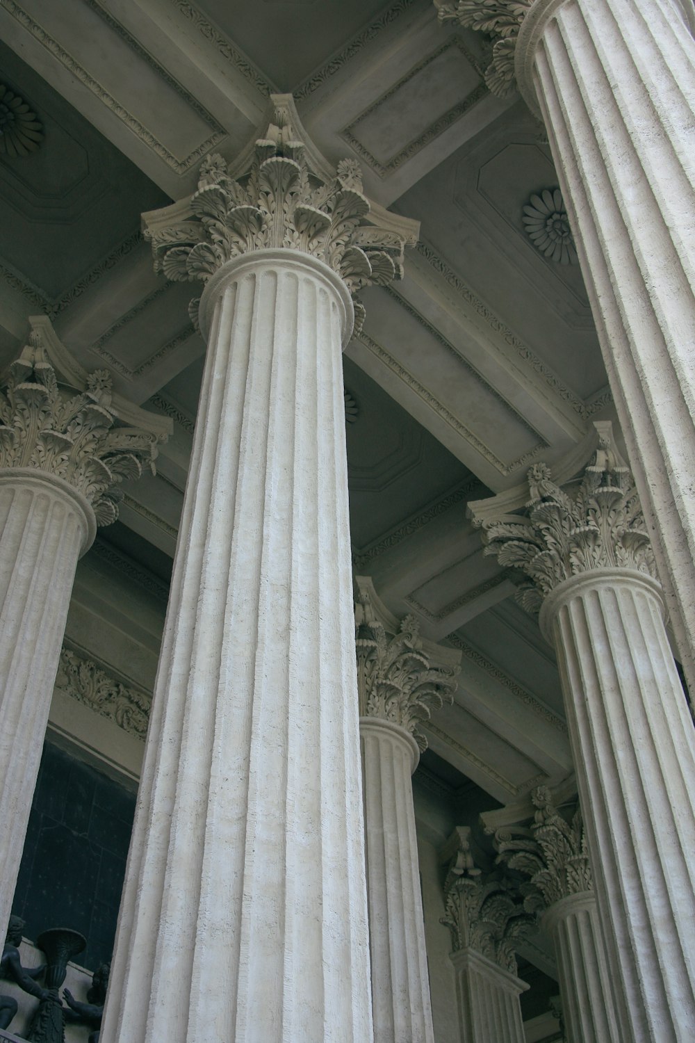 Colonnes en béton gris