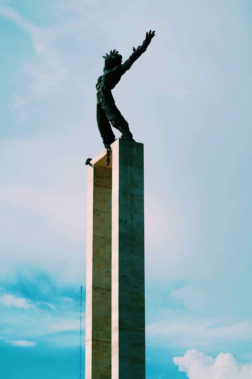 Estatua de hormigón gris y negro durante el día