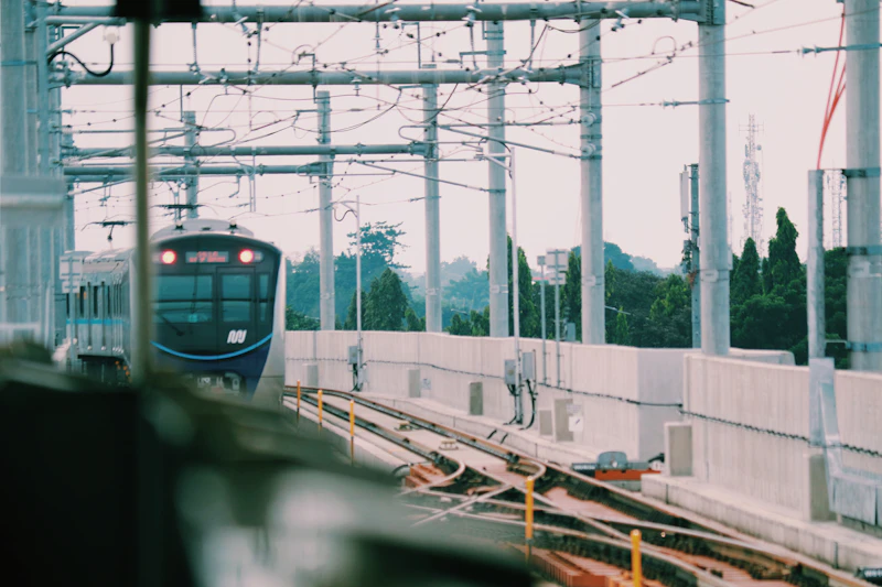 suasana kereta di kota untuk itinerary wisata naik MRT Jakarta