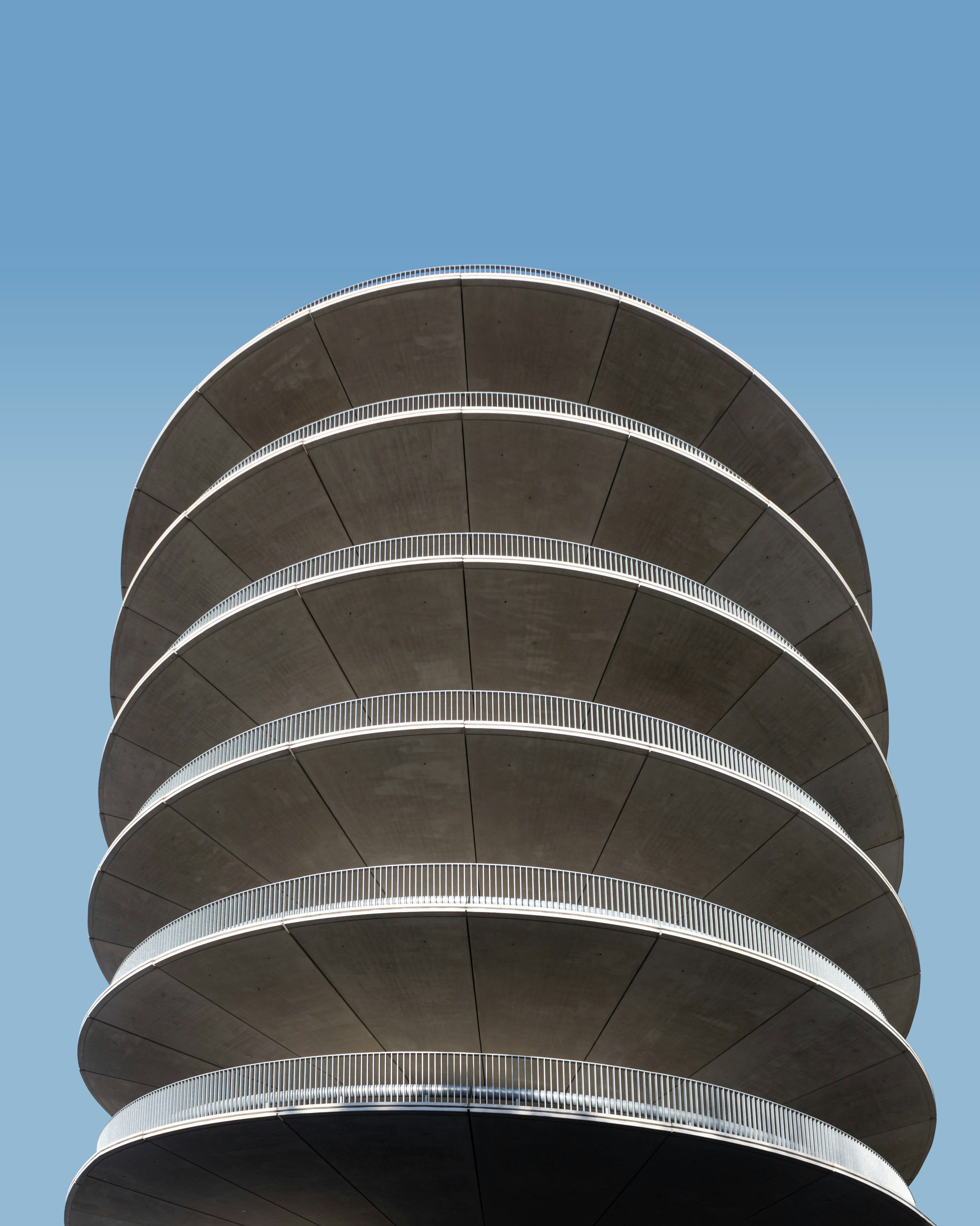 Foto de enfoque superficial de un edificio gris