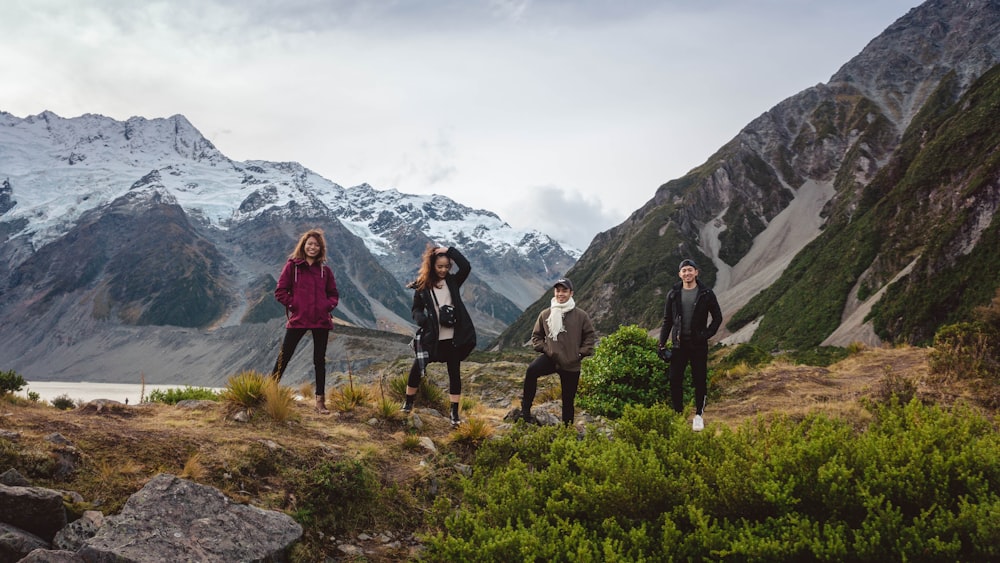 quatre personnes par les montagnes pendant la journée