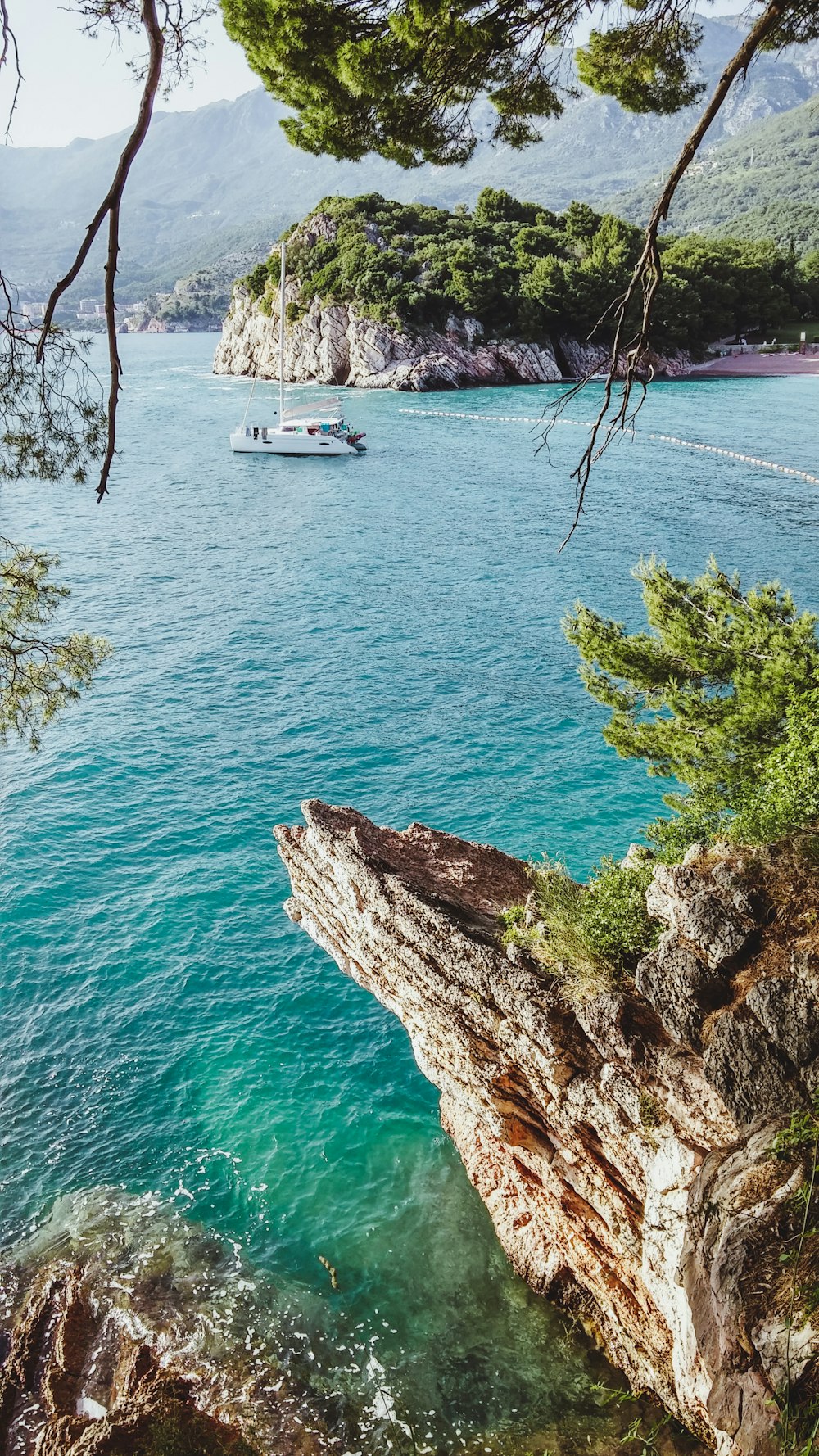 rocce vicino allo specchio d'acqua