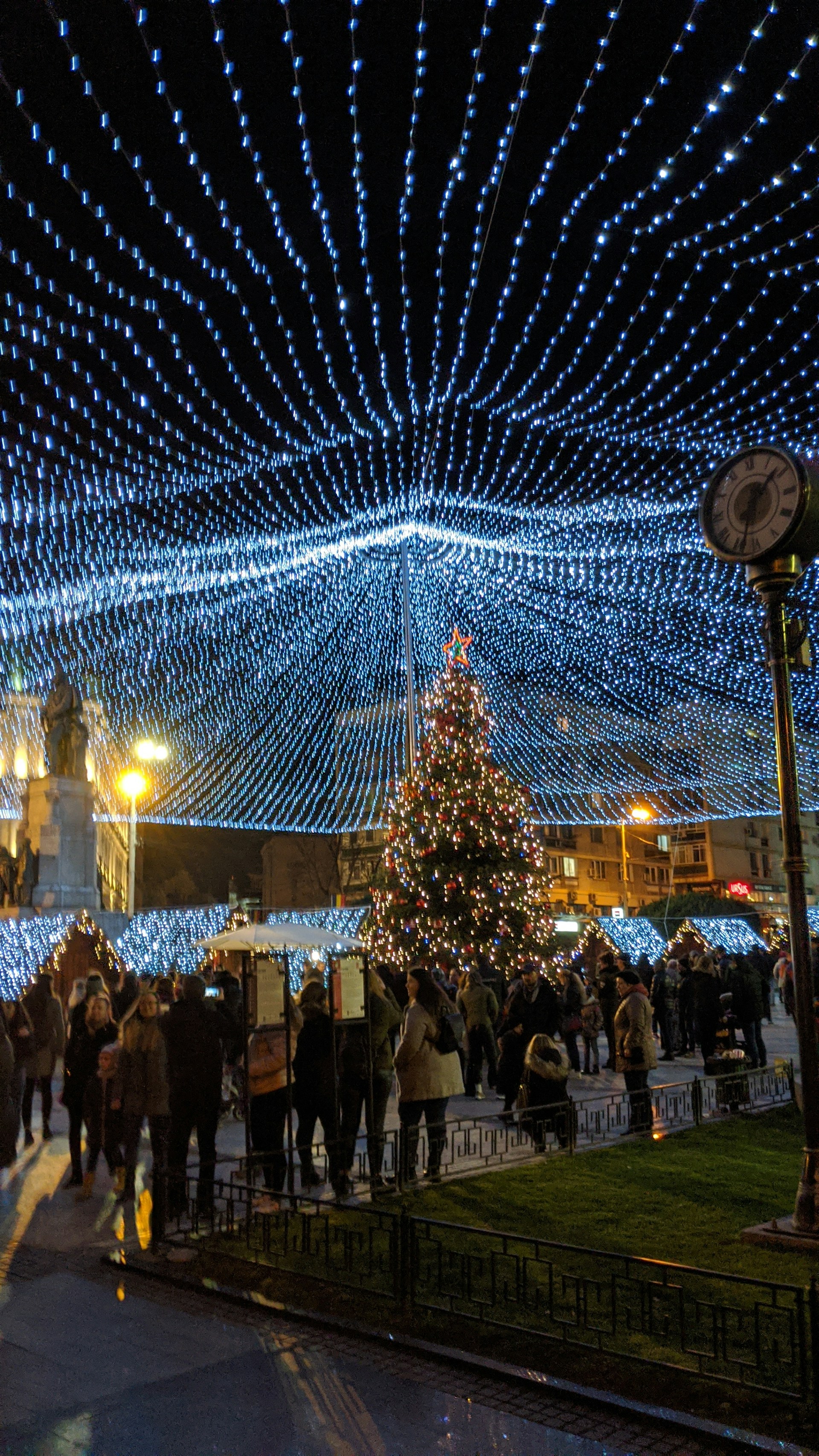 gray computer monitor