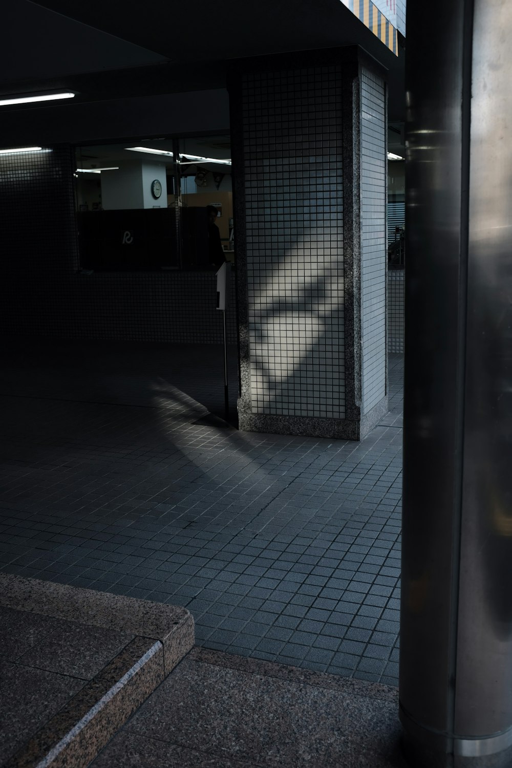 black and gray concrete column