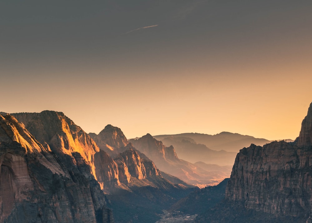 Foto di paesaggio di catene montuose nere e grigie