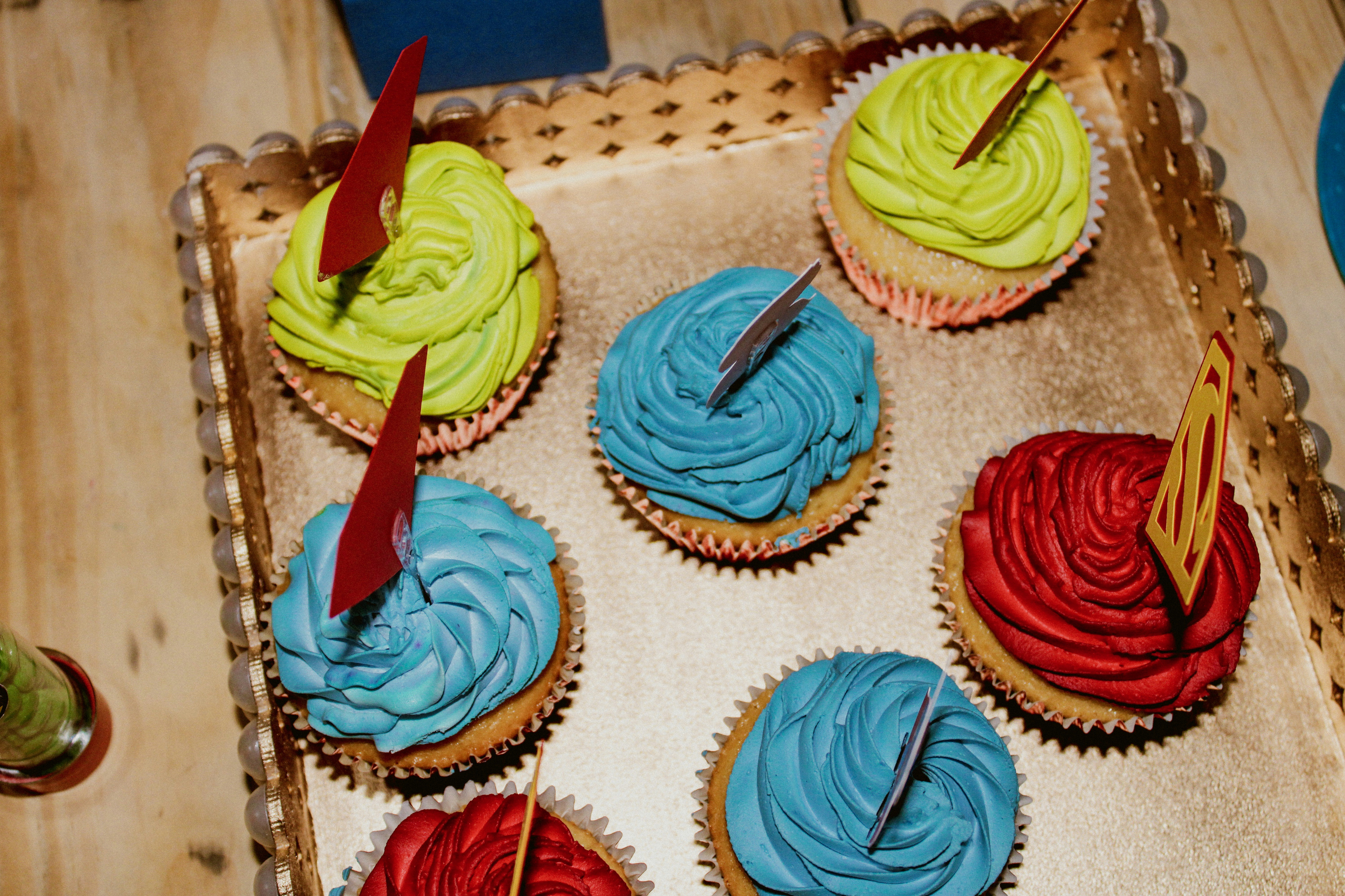 Bunte Cupcakes mit Cremehaube