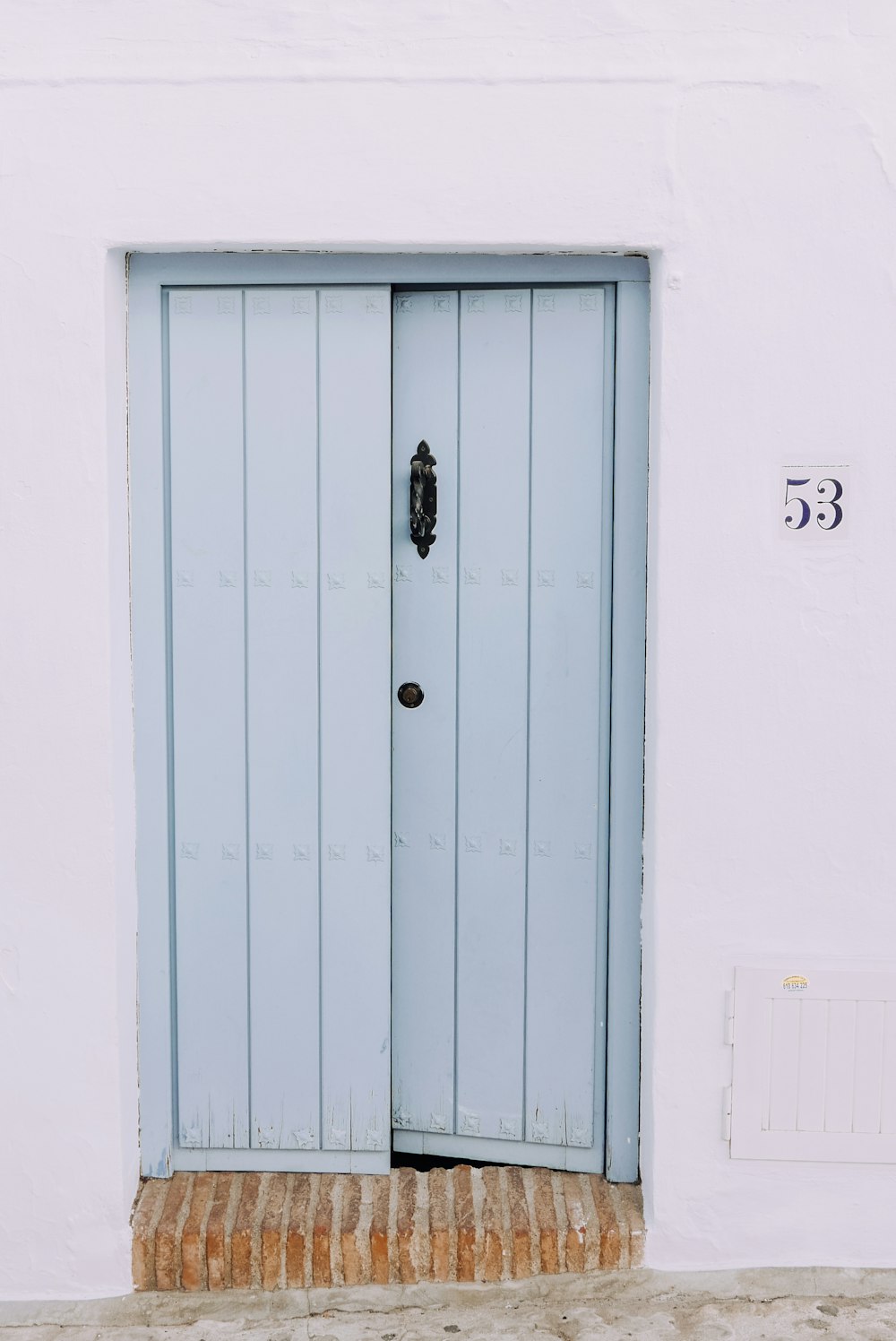 shallow focus photo of gray wooden door