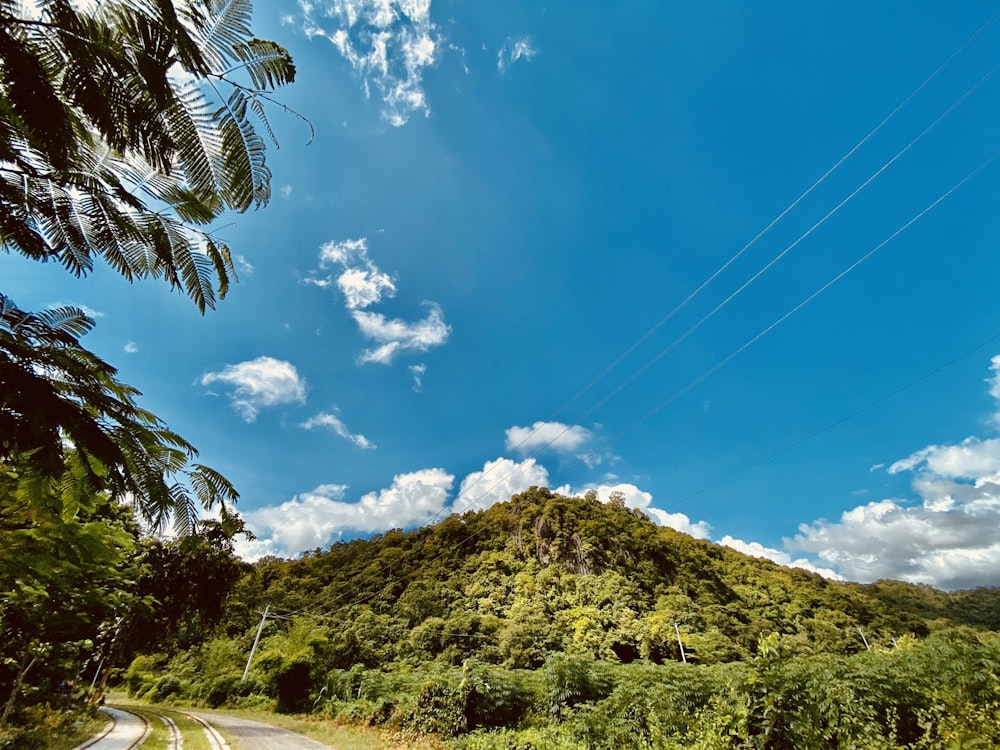 montanha sob céu nublado