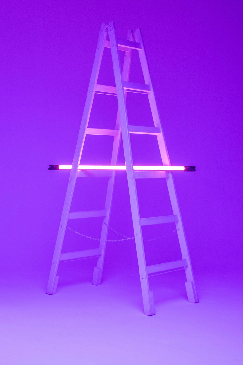 lâmpada fluorescente ligada na escada dobrável
