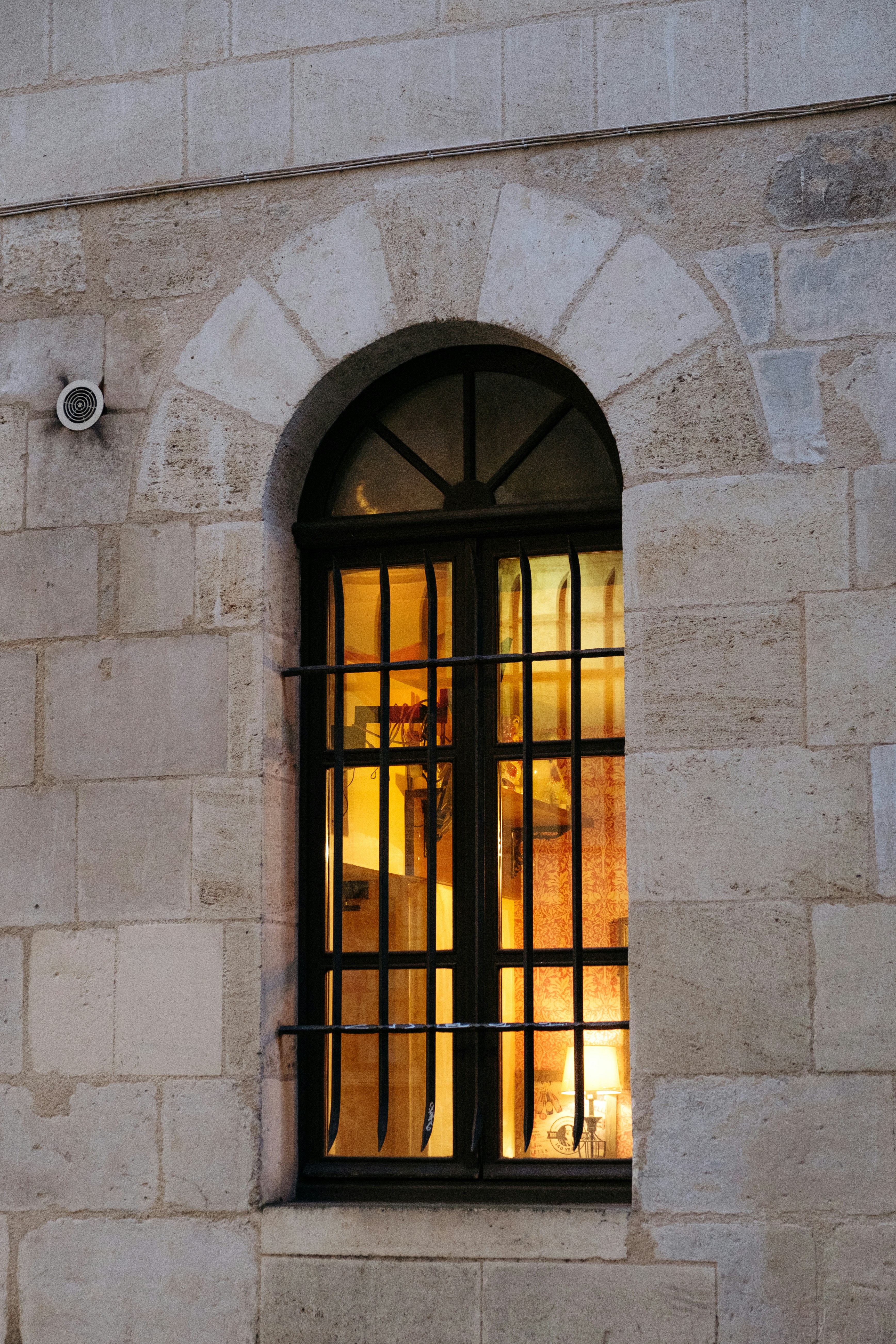 shallow focus photo of window