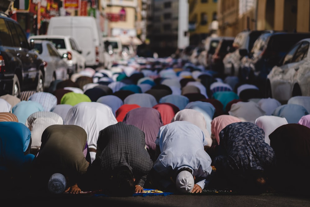 personas arrodilladas y orando durante el día