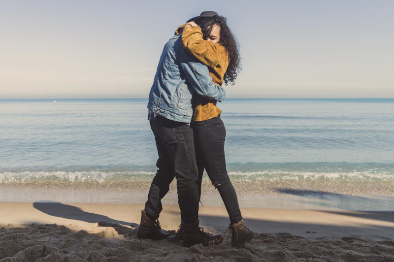 couple s'enlaçant au bord de la mer