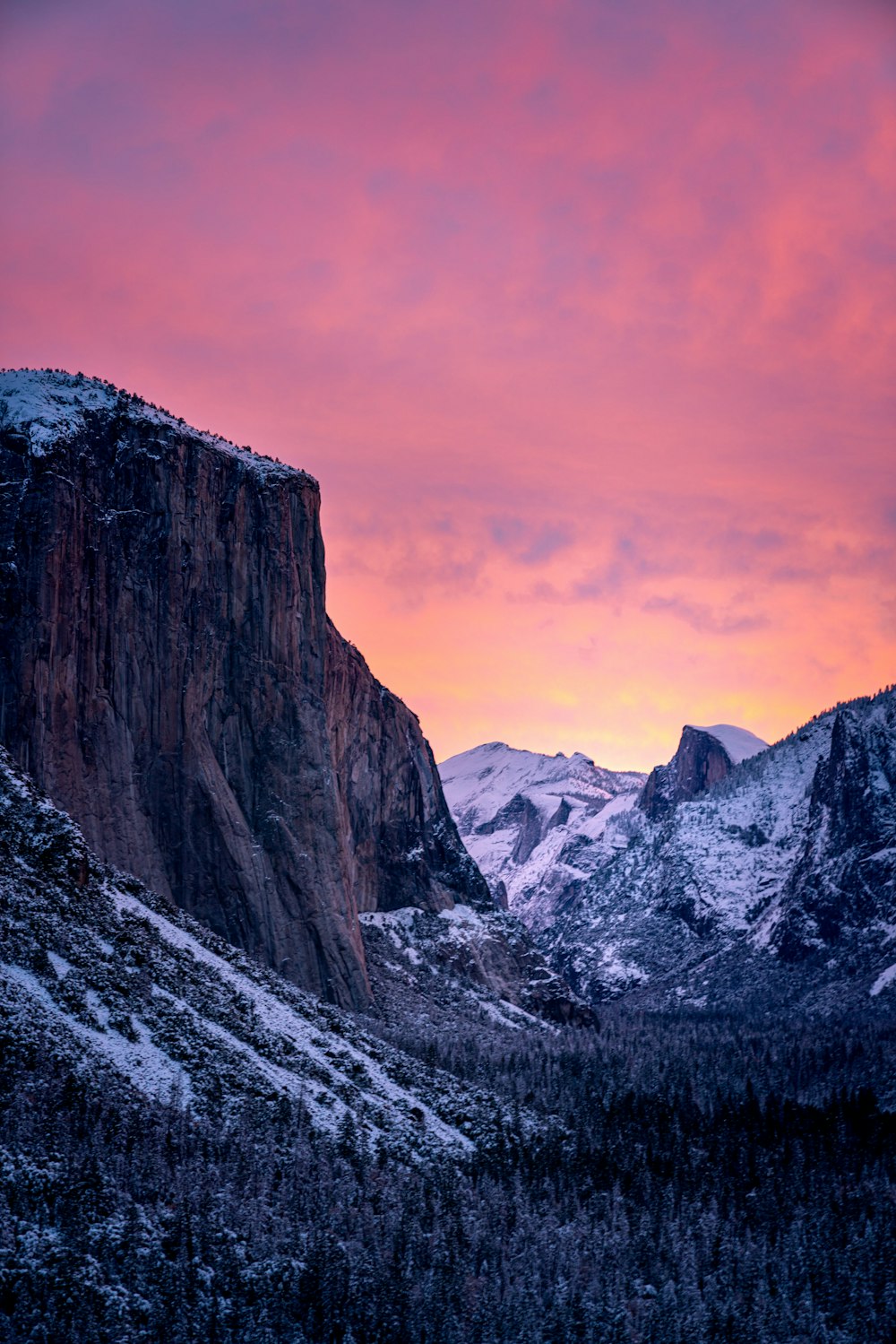 Le soleil se couche sur une chaîne de montagnes