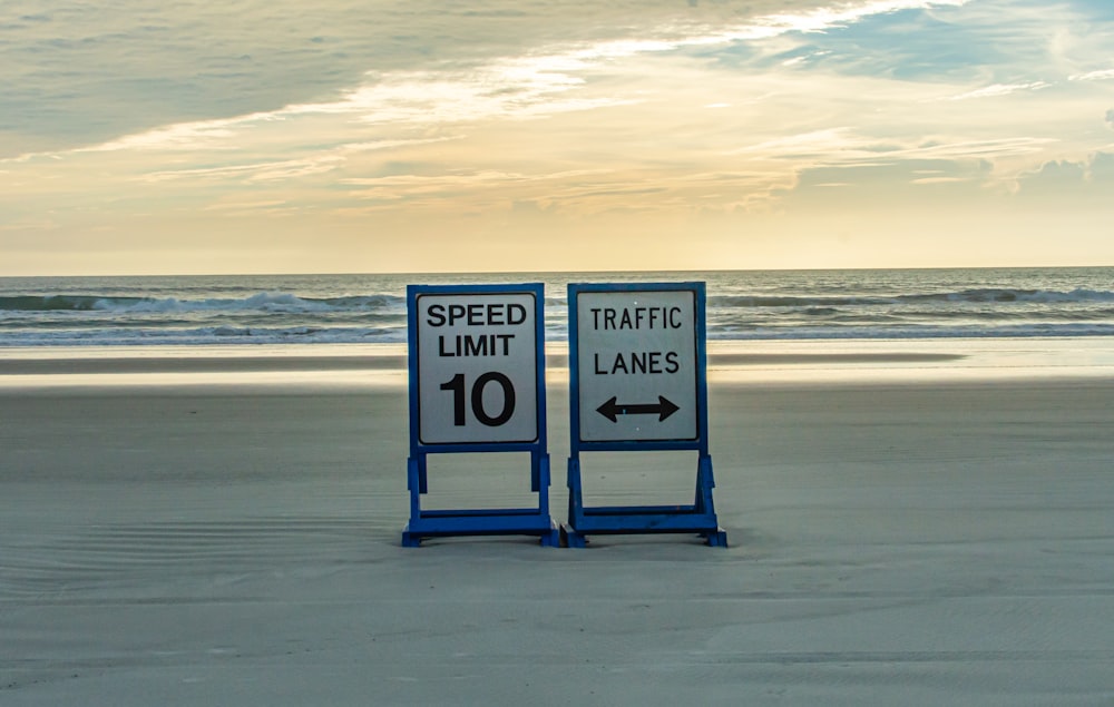10 señales de límite de velocidad y carriles de tráfico cerca de la orilla del mar bajo el cielo blanco y azul
