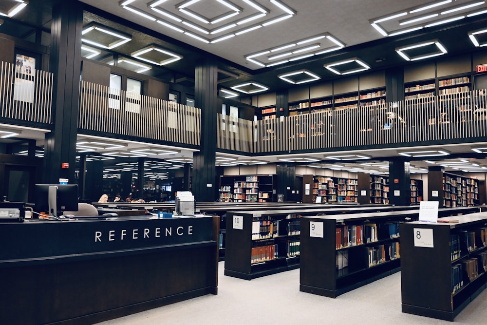 Une bibliothèque remplie de beaucoup de livres et de gens