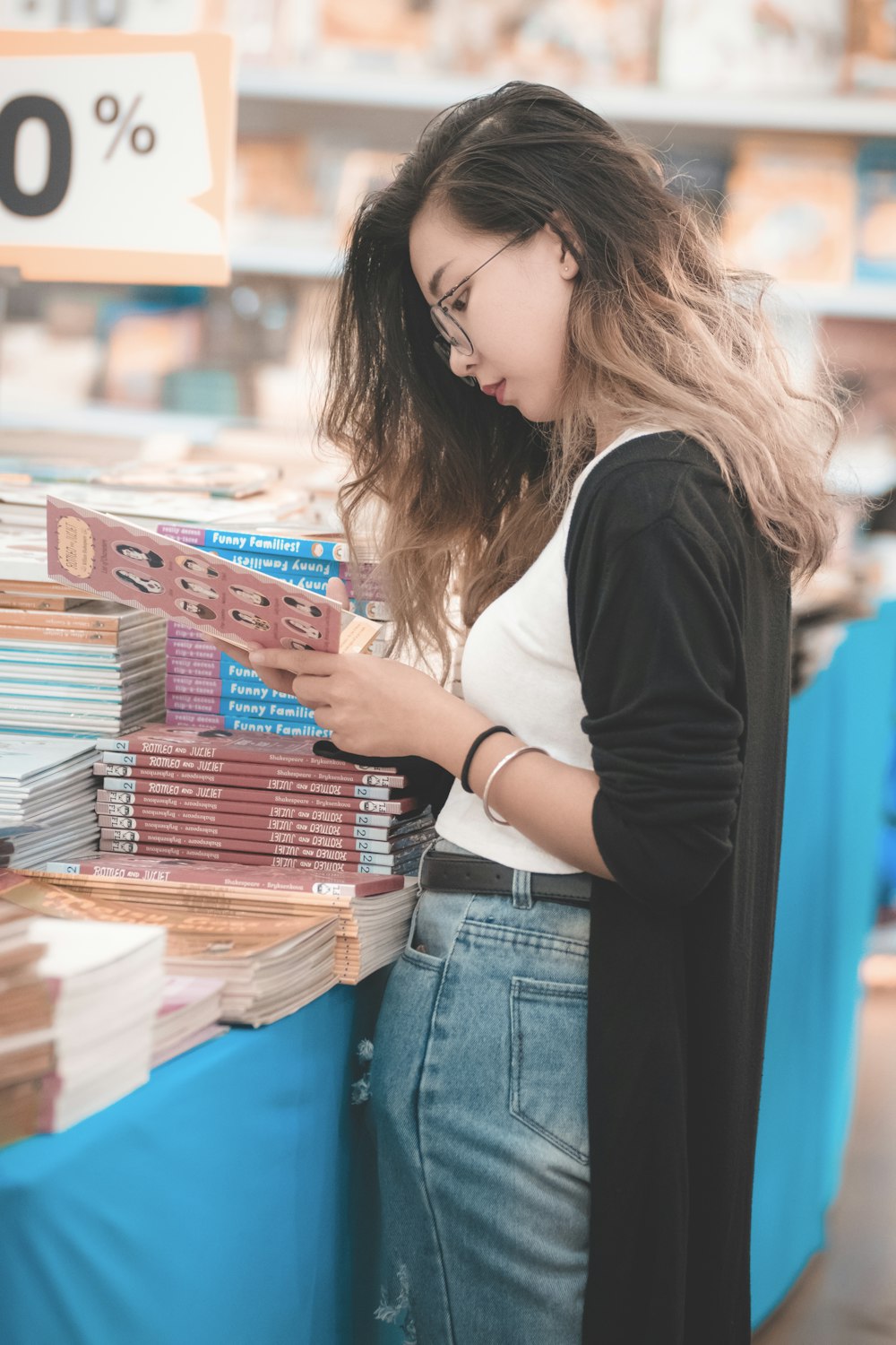 mulher em pé na frente dos livros