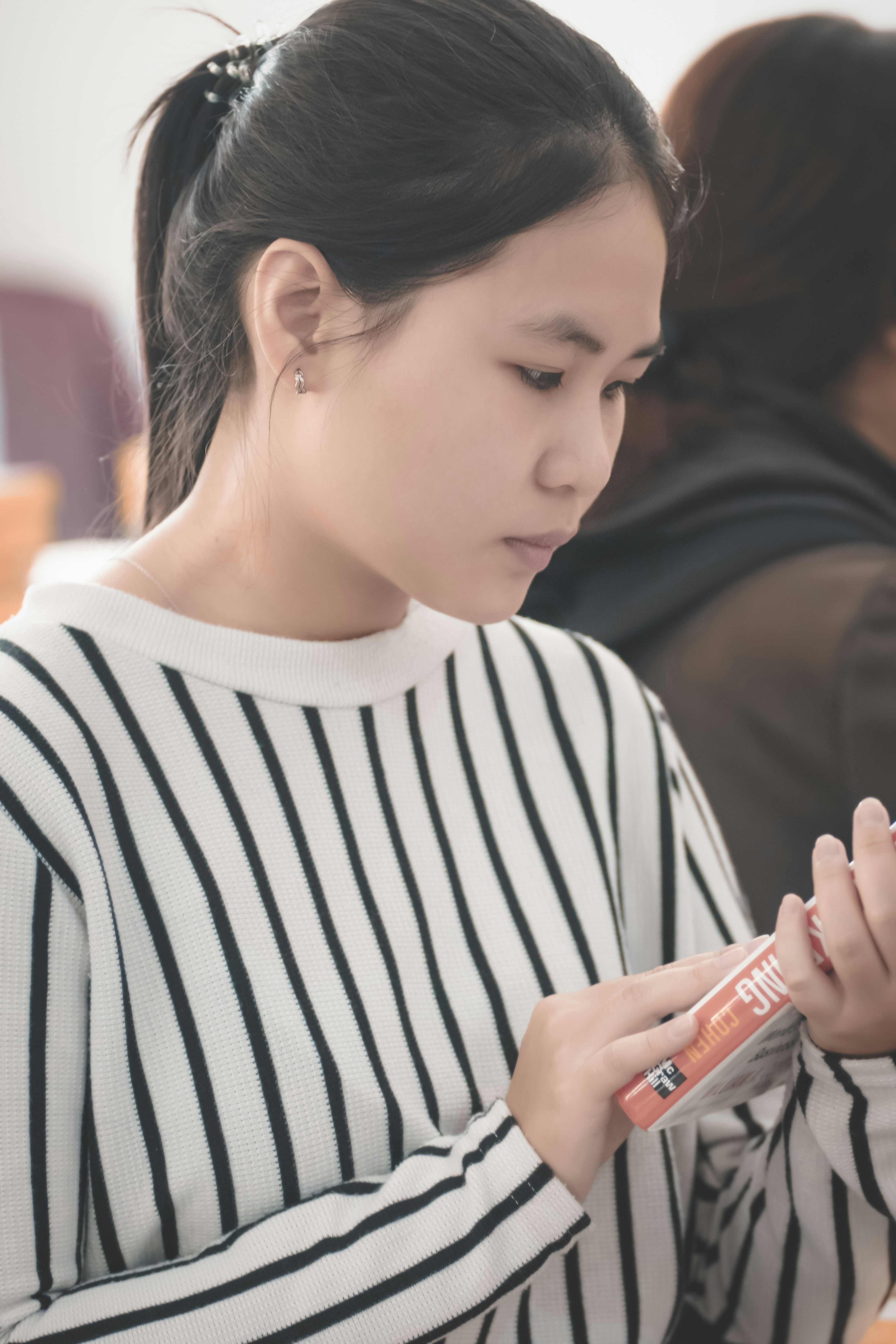 本屋の中の 2 人の女性の写真 Unsplashで見つけるホーチミン市の無料写真