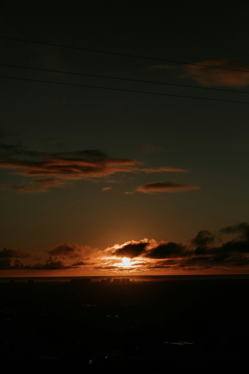 grauer, blauer und orangefarbener Himmel